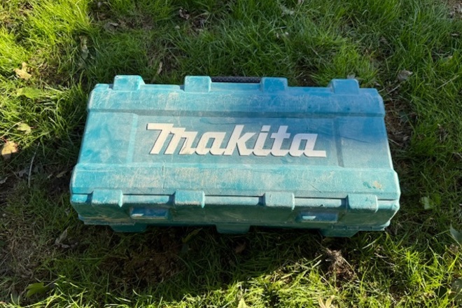 Renting out: Makita Angle Grinder 230mm 2300W with Case