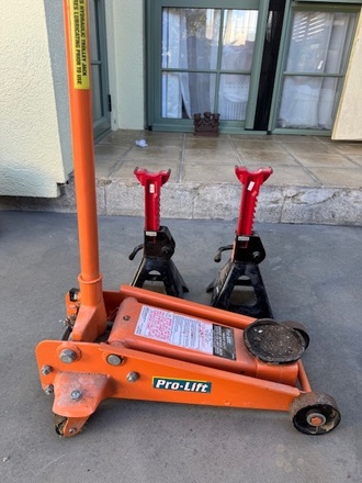 Renting out: Pair of 2-Tonne Axle Stands and Trolley Jack