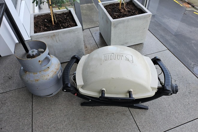Renting out: Webber Q1000 with Travel/ picnic gas bottle