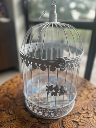 Renting out: White Wishing Well Birdcage – with fairy lights