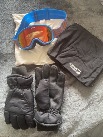 Renting out: ski goggles, balaclava & gloves