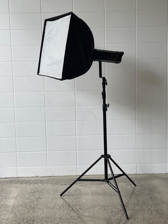 Renting out: Bowens 1000w Mono light Kit.